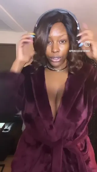 Princessfrenxh Plunging Robe Tease OnlyFans Video Leaked