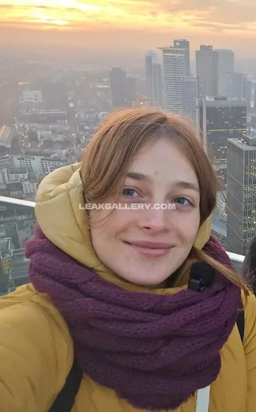 Qoqsik Cozy Scarf Selfie OnlyFans Photo Leaked