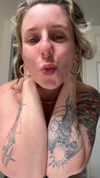 Qtsnack Topless Pose With Tattoos OnlyFans Video Leaked