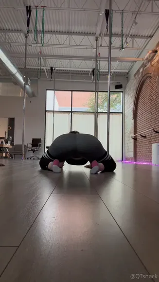 Qtsnack Yoga Pants Ass Flex OnlyFans Video Leaked