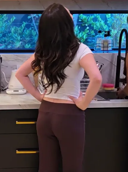 Quarterjade Tight Pants Ass View OnlyFans Video Leaked