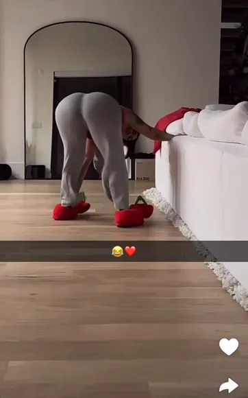 Queennaija Bent Over In Gray Pants OnlyFans Video Leaked