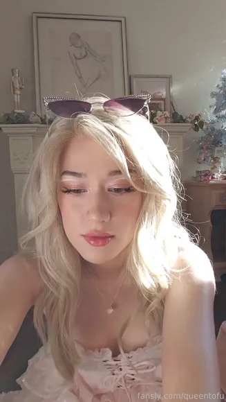 Queentofu Pink Corset Dress Tease OnlyFans Video Leaked