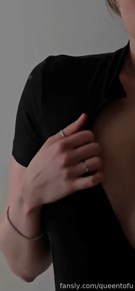 Queentofu Deep V Neck Tease OnlyFans Video Leaked