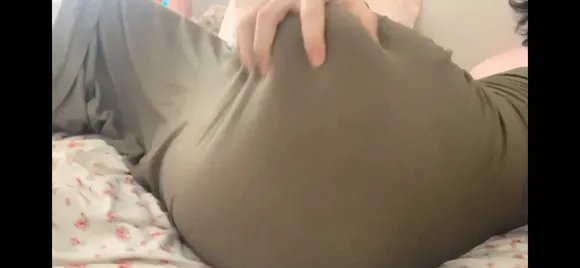 Realcarpetmuncher Tight Pants Ass Rub OnlyFans Video Leaked