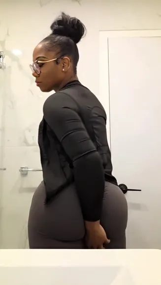 Reignofglitter Tight Leggings Ass Pose OnlyFans Video Leaked