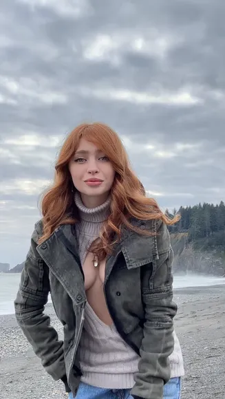 Renatarifree Deep V Turtleneck Tease OnlyFans Video Leaked