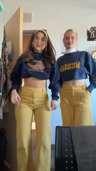 Riley Sweatshirt And Yellow Pants OnlyFans Video Leaked