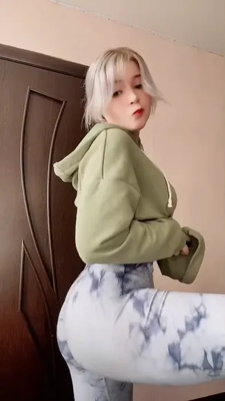 Risas_ch Hoodie And Leggings Pose OnlyFans Video Leaked