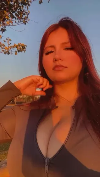 Rocketpocket_free Deep V-Neck Zipper Tease OnlyFans Video Leaked