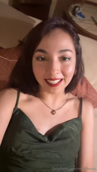 Romiflexy Green Dress Cleavage Tease OnlyFans Video Leaked