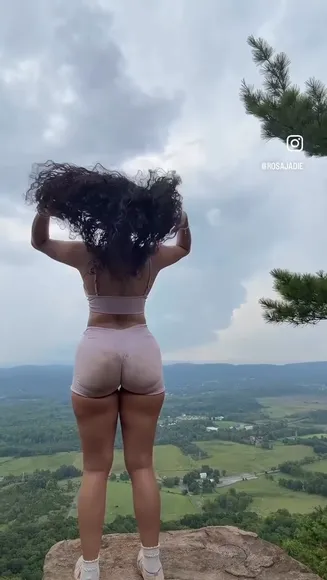 Rosajadiee Pink Shorts Ass Pose OnlyFans Video Leaked