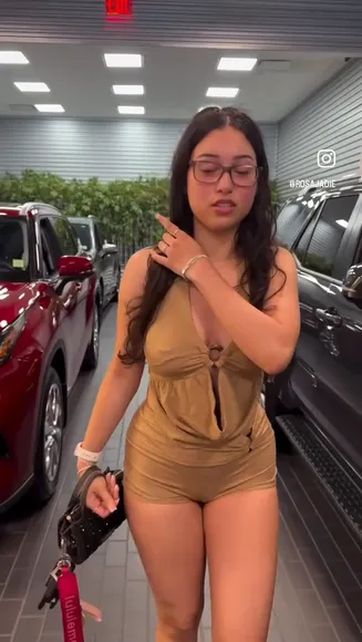 Rosajadiee Deep V Neck Dress OnlyFans Video Leaked