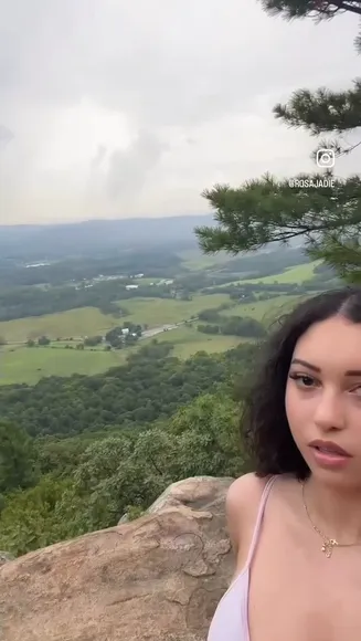 Rosajadiee Pink Bra Top Tease OnlyFans Video Leaked