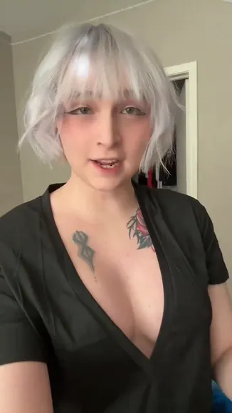 Rosewaltz Deep V-Neck Tease OnlyFans Video Leaked