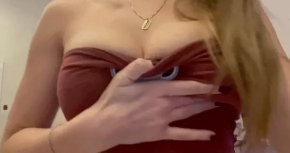 Rowsvee Red Top Cleavage Tease OnlyFans Video Leaked