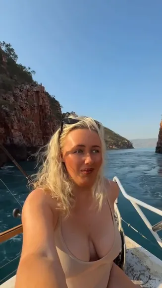 Rubyleecoffey Low-Cut Swimsuit Tease OnlyFans Video Leaked