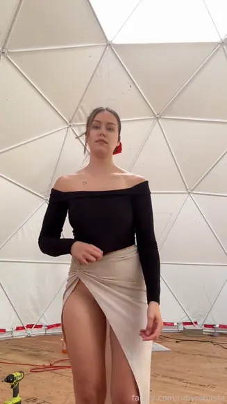 Rubyxrobusta High Slit Skirt Tease OnlyFans Video Leaked