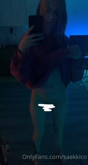 Saekkico Sweatshirt Lift Tease OnlyFans Video Leaked