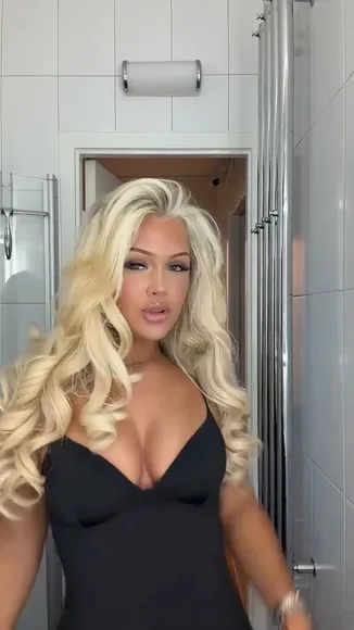 Saga.stq Deep V Black Dress OnlyFans Video Leaked