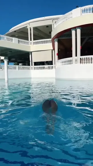 Samanthaschwartz Floral Bikini Pool Walk OnlyFans Video Leaked