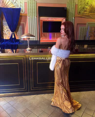 Samwitchttv Backless Gold Gown Pose OnlyFans Photo Leaked