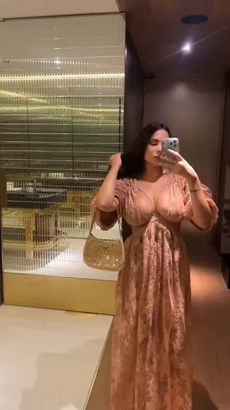 Sannatorr Deep V Gown Tease OnlyFans Video Leaked