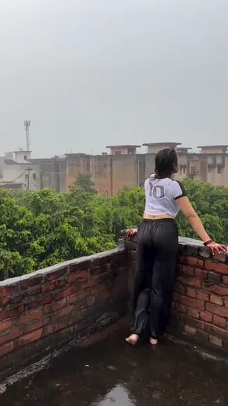 Santoor Wet Crop Top Pose OnlyFans Video Leaked