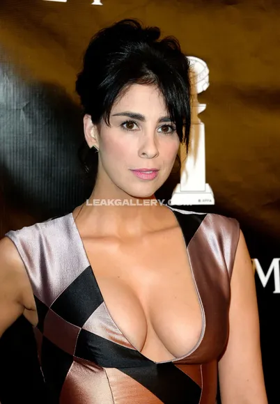 Saaratb Deep V-Neck Glamour OnlyFans Photo Leaked