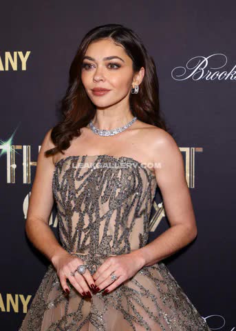 Sarahhyland Glamorous Strapless Gown Pose OnlyFans Photo Leaked