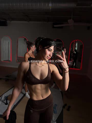 Sarasaffari__ Sports Bra Flexing OnlyFans Photo Leaked