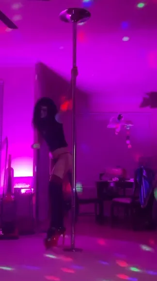 Saucysphinx Pole Dance In Thong OnlyFans Video Leaked