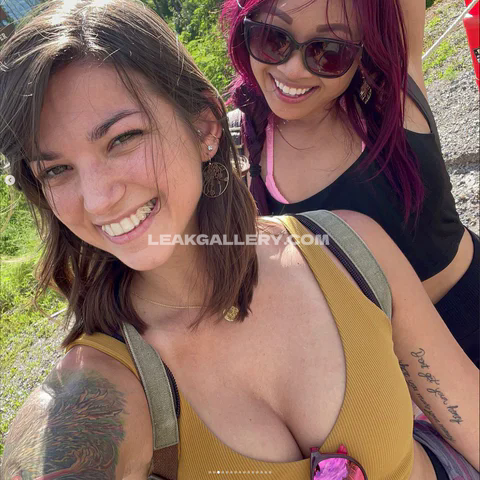 Seecatwander Low-Cut Top Tease OnlyFans Photo Leaked
