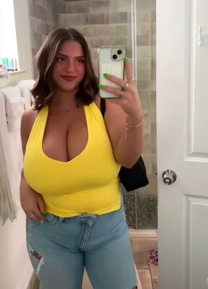 Seerahb2 Yellow Top Cleavage Pose OnlyFans Video Leaked