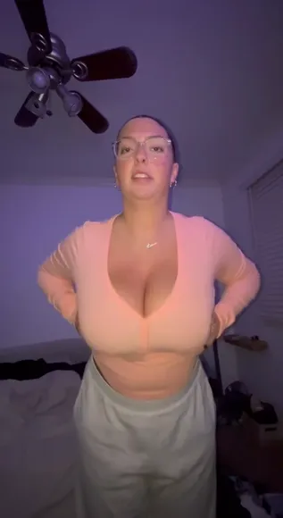 Seerahb2 Topless Boobs Display OnlyFans Video Leaked