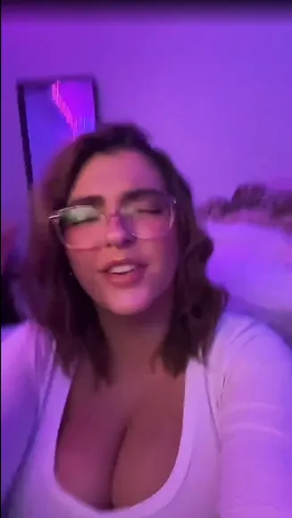 Seerahb2 Deep V-Neck Tease OnlyFans Video Leaked