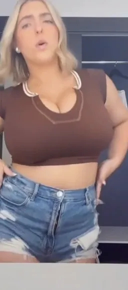 Seerahb2 Low-Cut Top Tease OnlyFans Video Leaked