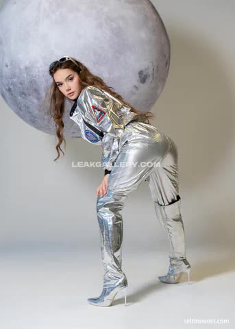 Selti Shiny Silver Bodysuit Bend OnlyFans Photo Leaked