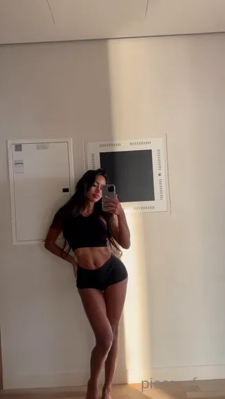 Sexy_petite_asian_girl Black Crop Top Pose OnlyFans Video Leaked