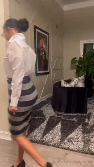 Sexyred_mc Striped Skirt Hip Wiggle OnlyFans Video Leaked
