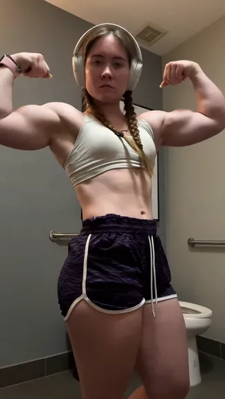 Sh3bulk Muscle Flexing Pose OnlyFans Video Leaked