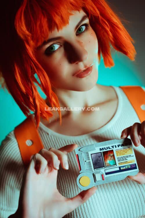 Shaeunderscore Holding Retro Game Device OnlyFans Photo Leaked