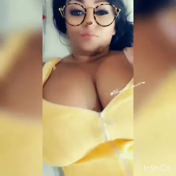 Shaniegaviria Yellow Topless Tease OnlyFans Video Leaked