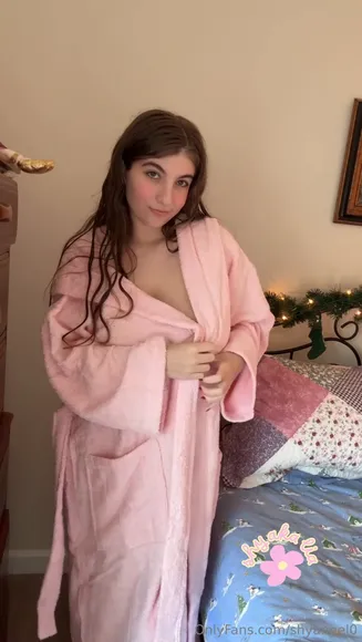 Shyslut0 Pink Robe Tease OnlyFans Video Leaked