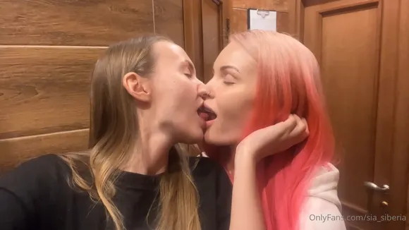 Siasiberia Pink Hair Kiss Tease OnlyFans Video Leaked