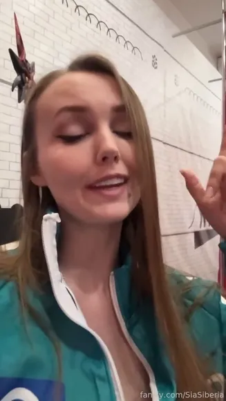 Siasiberia Unzipped Green Tracksuit Tease OnlyFans Video Leaked