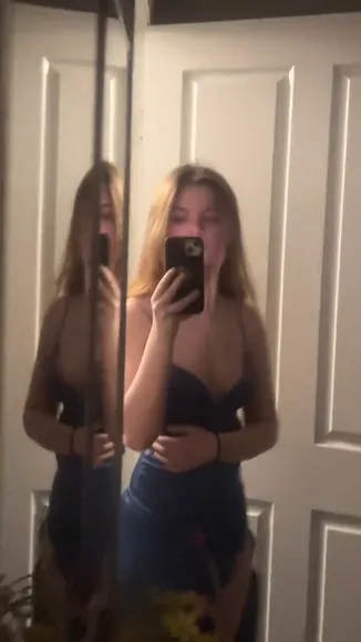 Sillybillyval Silky Dress Mirror Pose OnlyFans Video Leaked