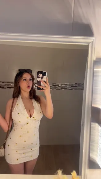 Simplyneida Deep V-Neck Dress Pose OnlyFans Video Leaked