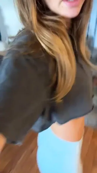 Skyskysoflyy Midriff Baring Crop Top OnlyFans Video Leaked