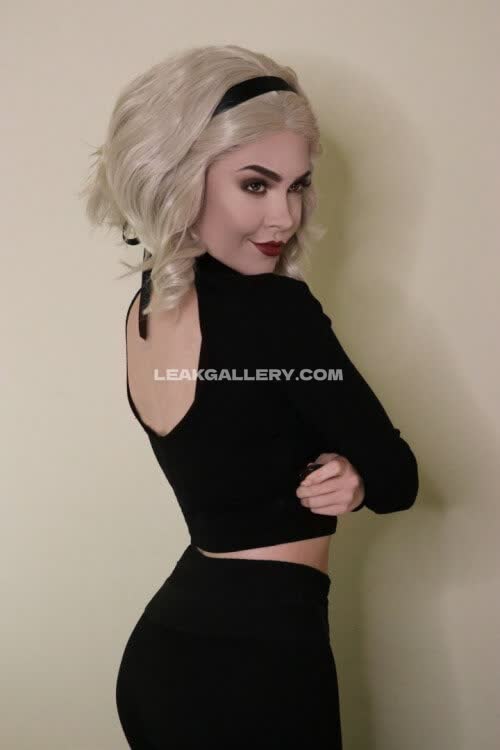 Sladkoslava Black Crop Top Pose OnlyFans Photo Leaked